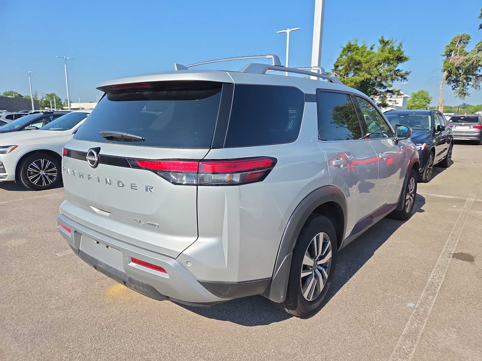 2024 Nissan Pathfinder SL photo 2