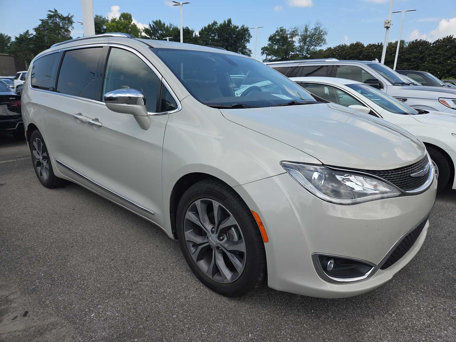 2017 Chrysler Pacifica Limited's photo