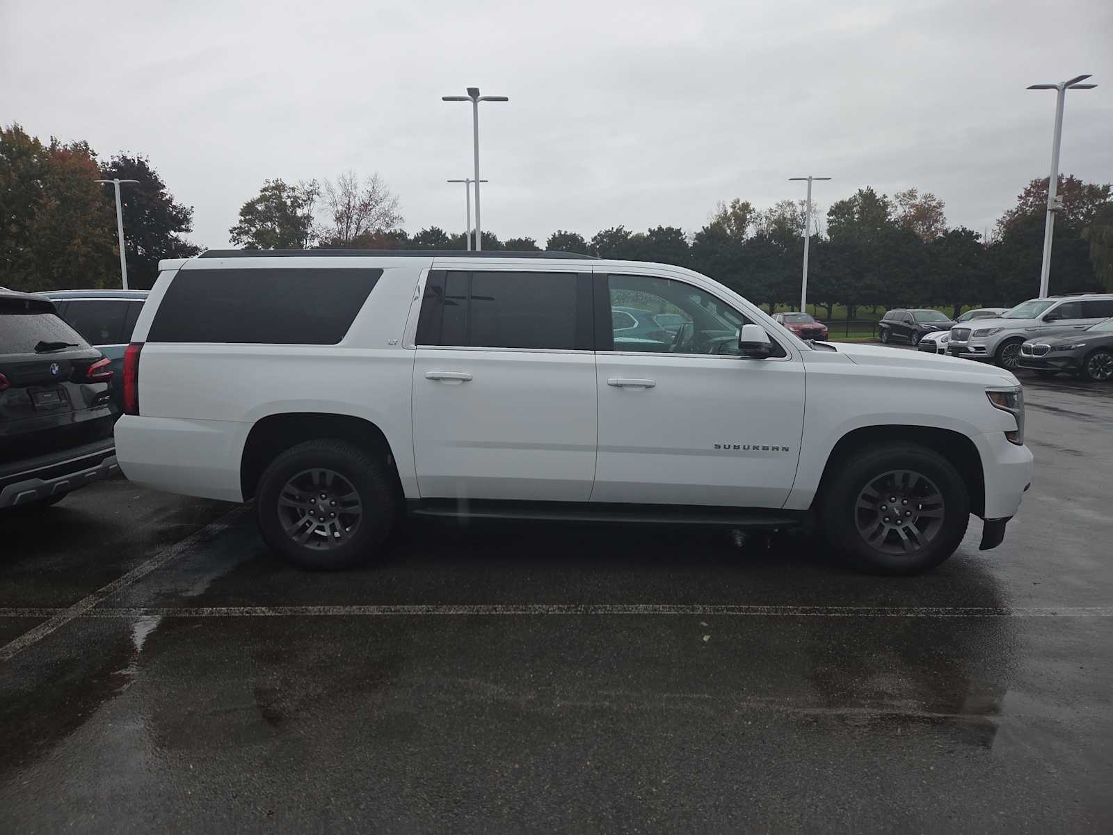 2018 Chevrolet Suburban LT photo 3
