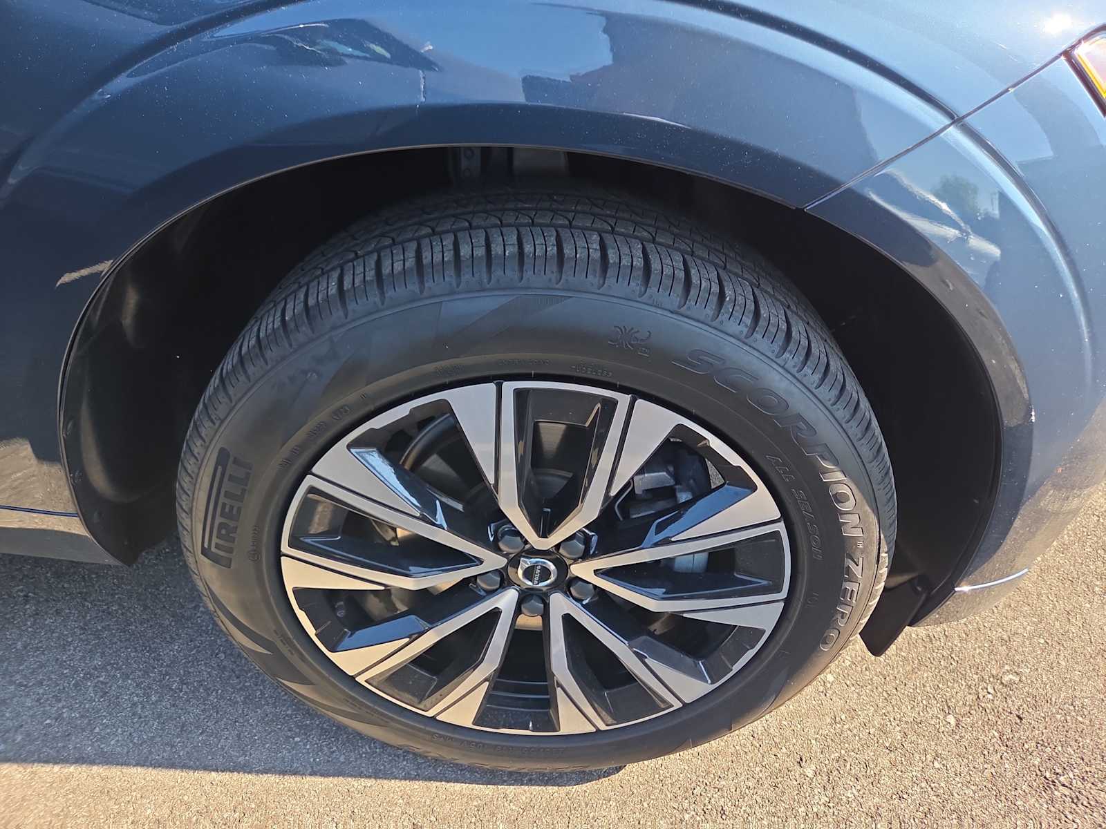 2024 Volvo XC60 Core photo 2