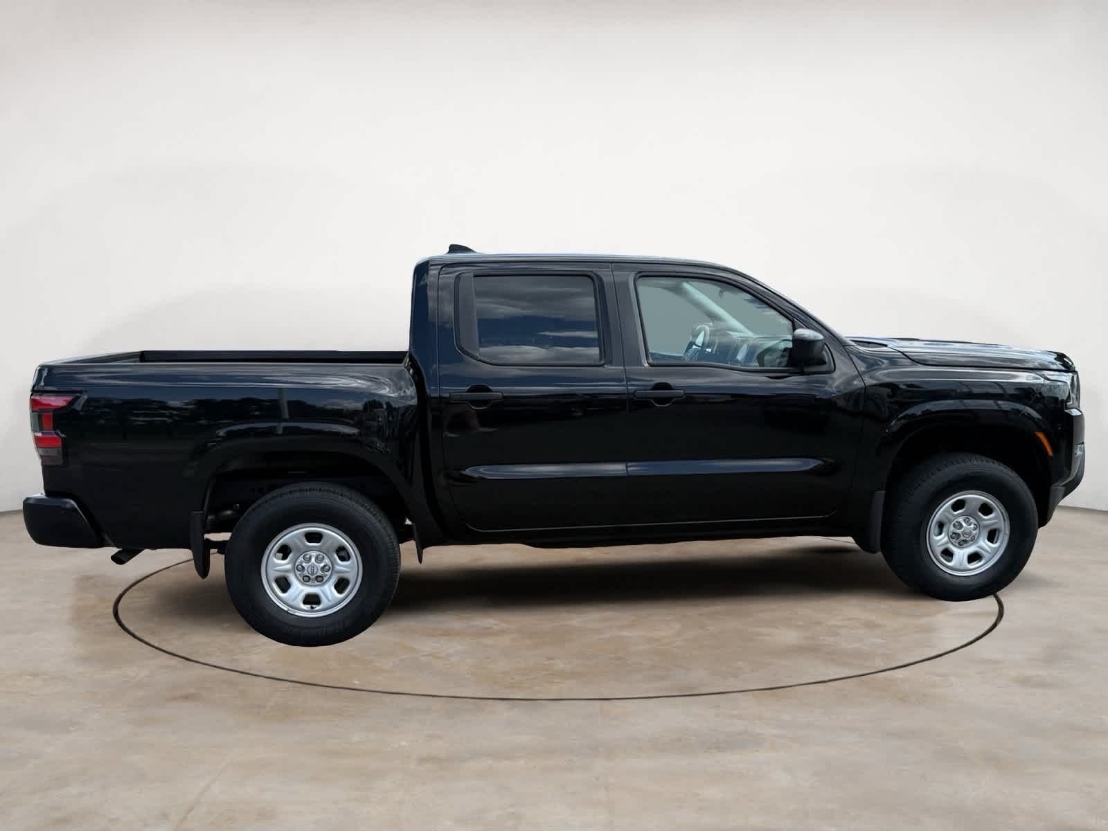 2022 Nissan Frontier S Crew Cab photo 2