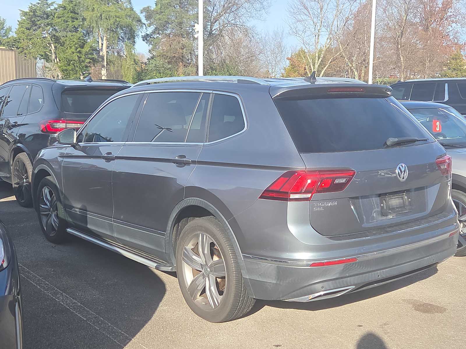 2018 Volkswagen Tiguan SEL Premium photo 2