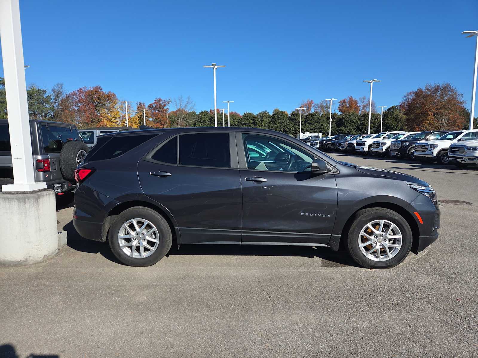 2022 Chevrolet Equinox LS photo 2