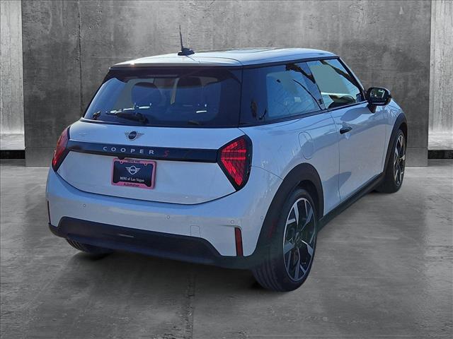 2025 Mini Cooper Hardtop 2 Door Signature photo 2