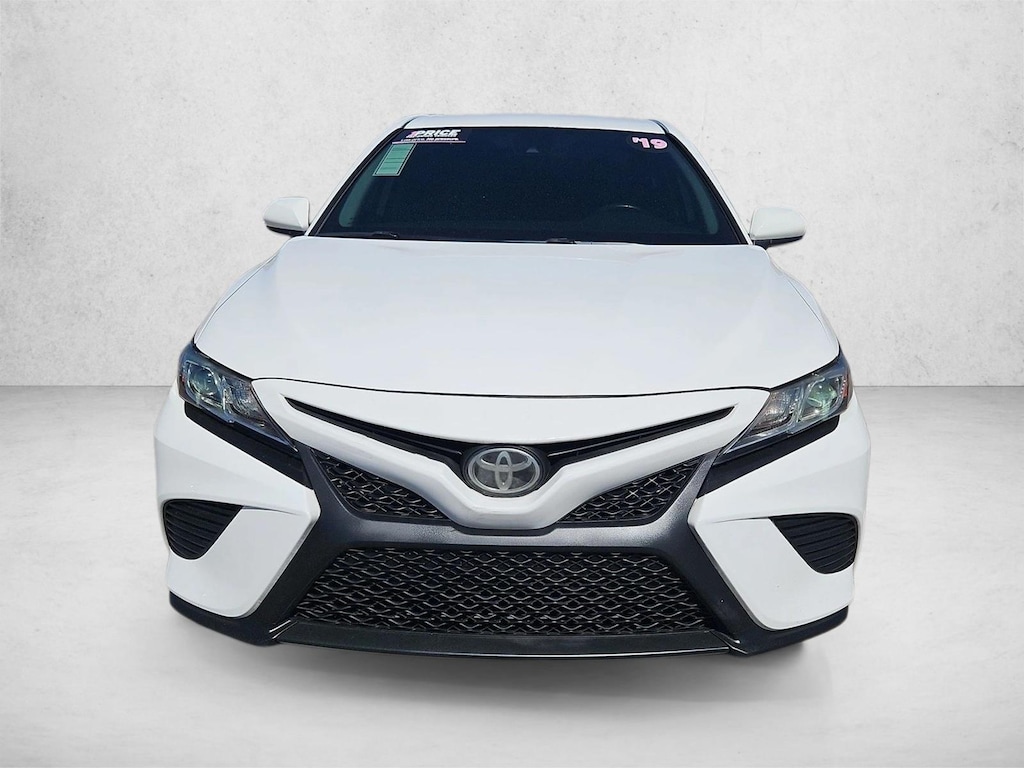 Used 2019 Toyota Camry SE Sedan