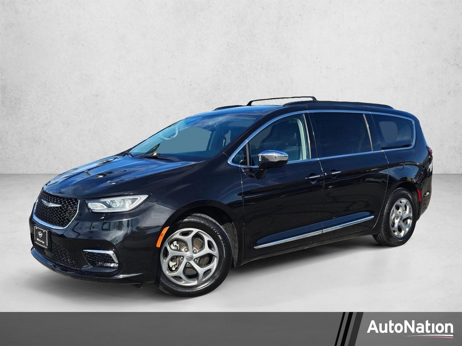 2023 Chrysler Pacifica Limited's photo