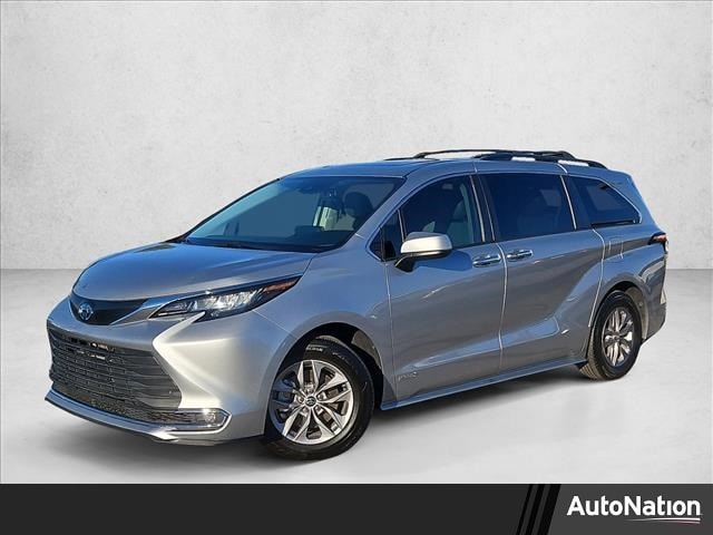 2021 Toyota Sienna XLE's photo