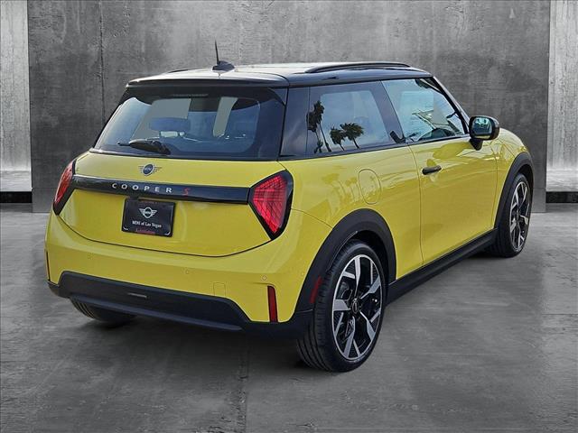 2025 Mini Cooper 2 Door Hardtop Signature photo 2