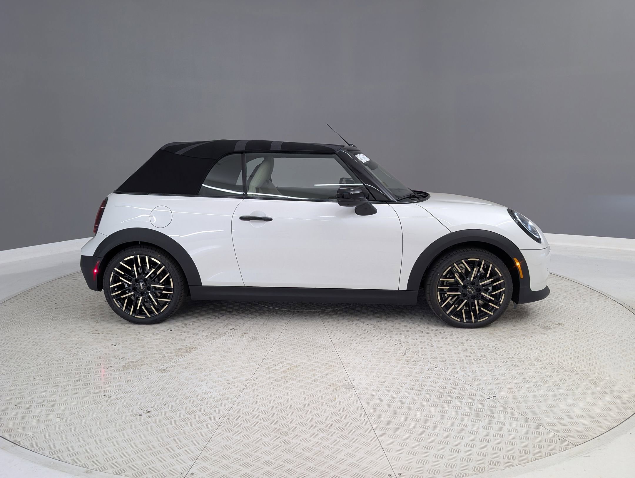 2026 Mini Cooper Convertible Iconic photo 4