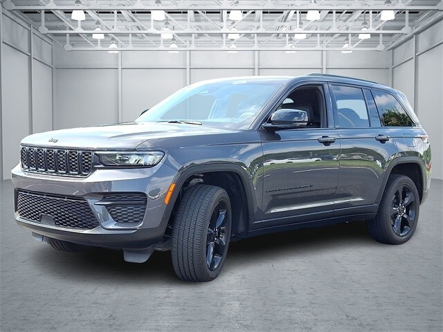 2023 Jeep Grand Cherokee Altitude photo 3