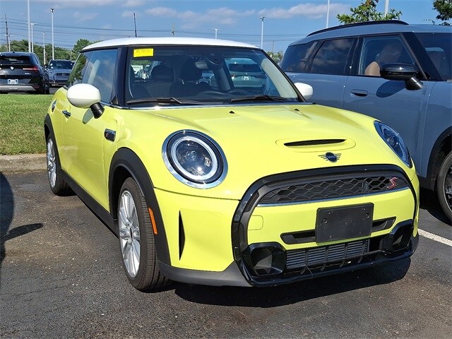 2023 Mini Cooper 2 Door Hardtop Signature photo 2