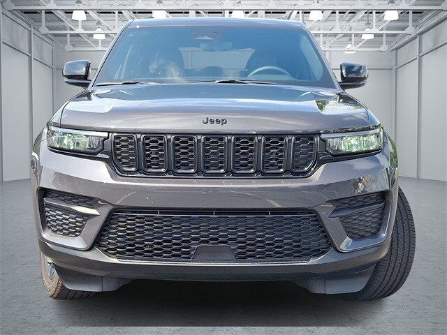 2023 Jeep Grand Cherokee Altitude photo 2