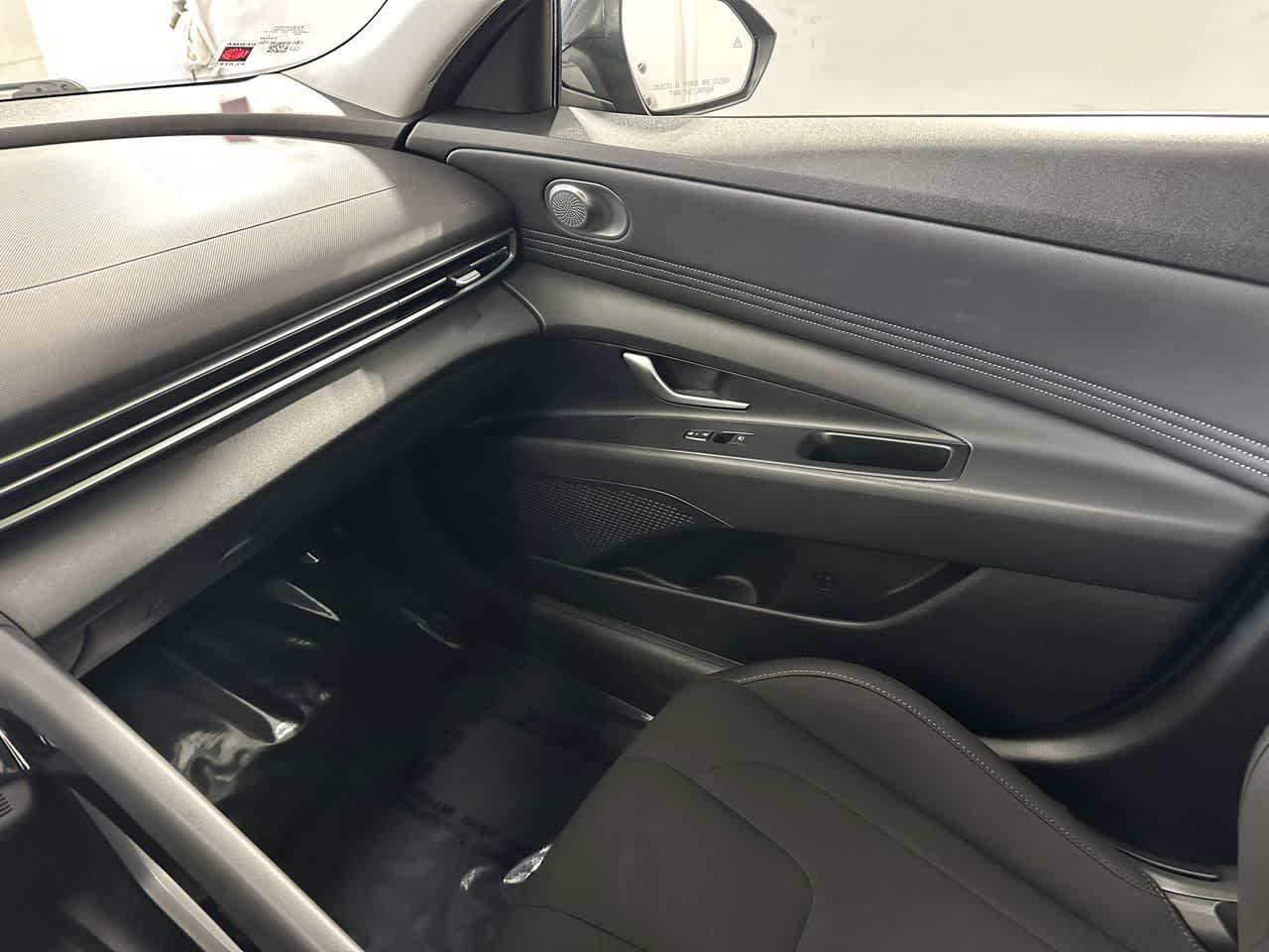 Thumbnail: 2022 Hyundai Elantra - 24