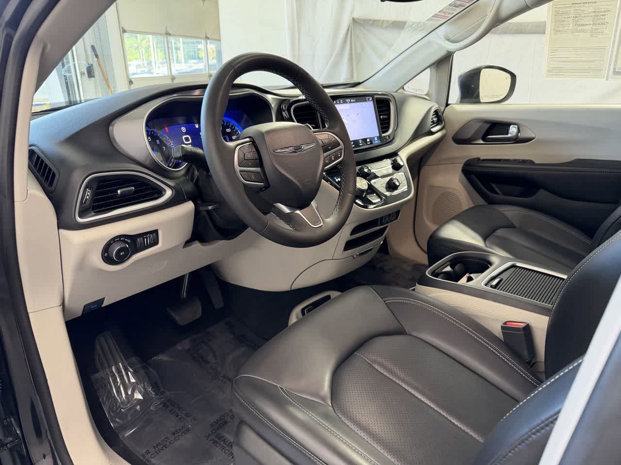 Thumbnail: 2023 Chrysler Pacifica - 8