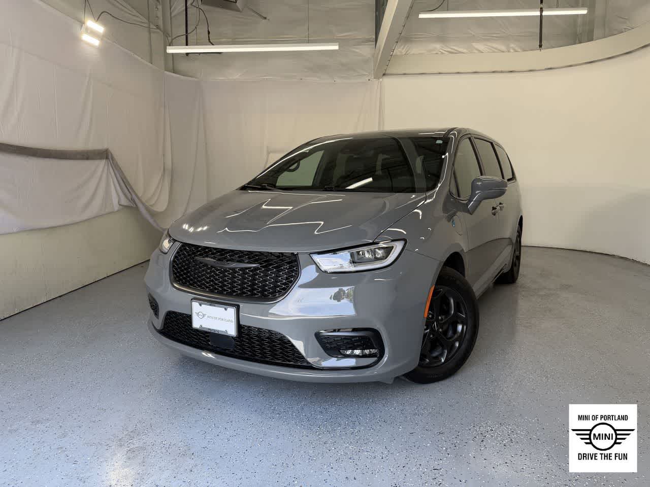 2022 Chrysler Pacifica Hybrid Touring L Hybrid's photo