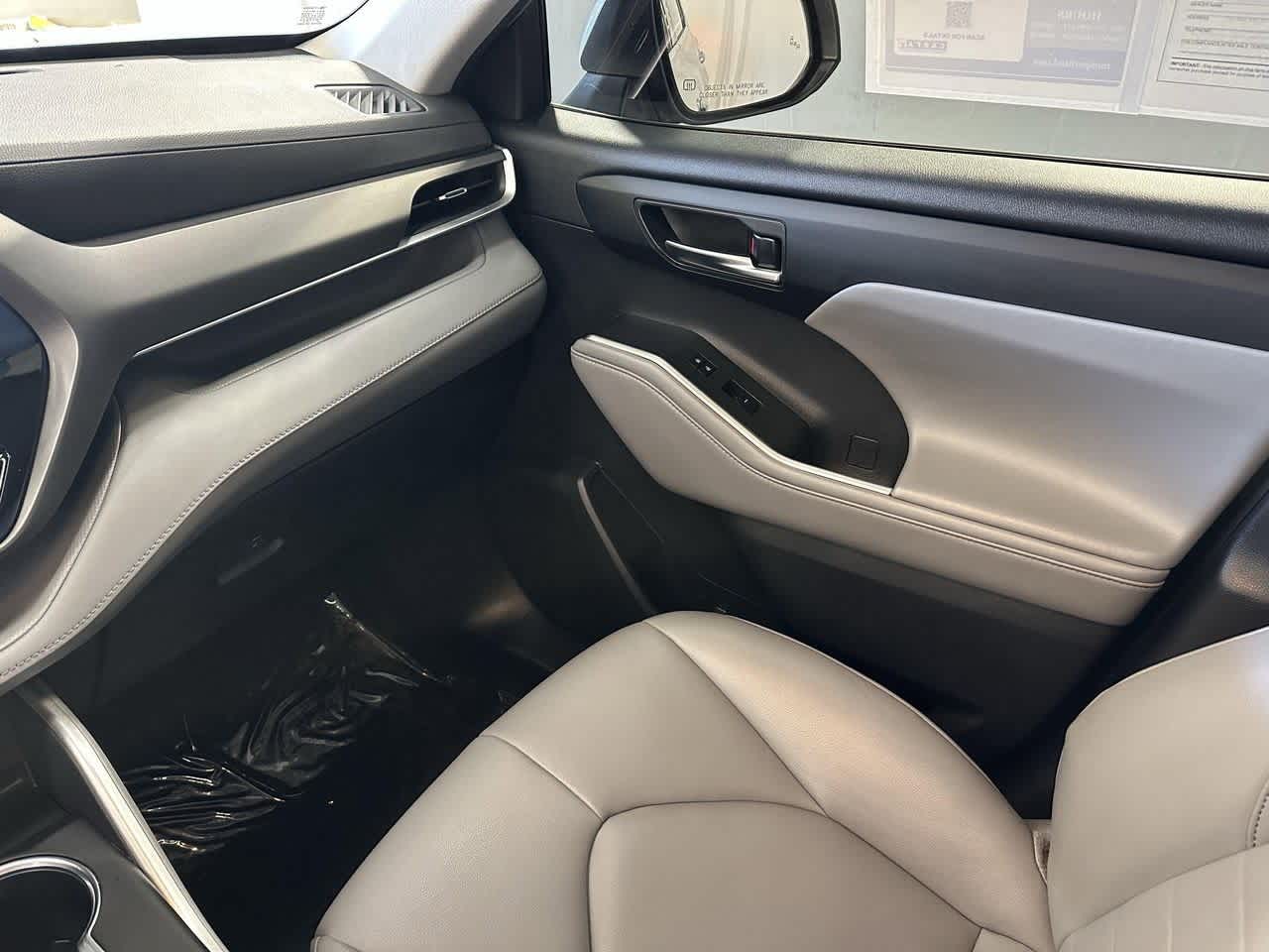 Thumbnail: 2022 Toyota Highlander - 25