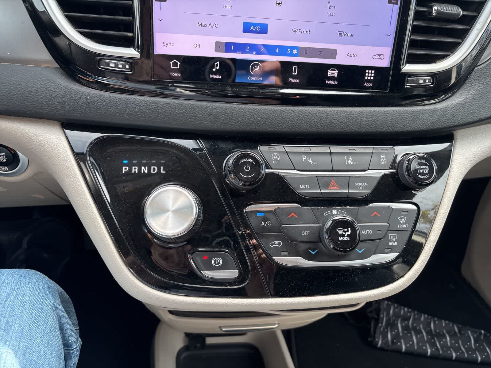 Thumbnail: 2023 Chrysler Pacifica - 3