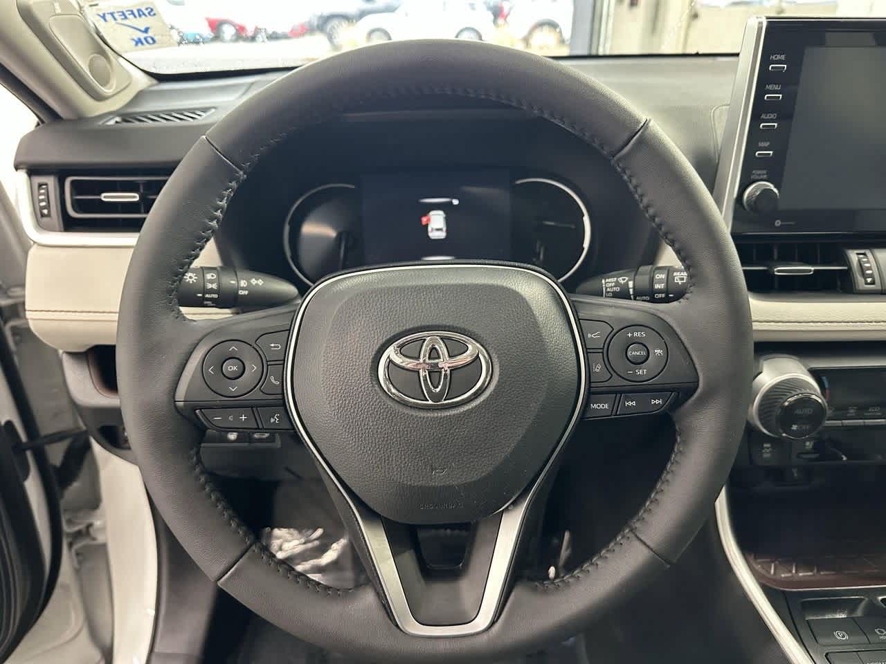 Thumbnail: 2022 Toyota RAV4 - 14