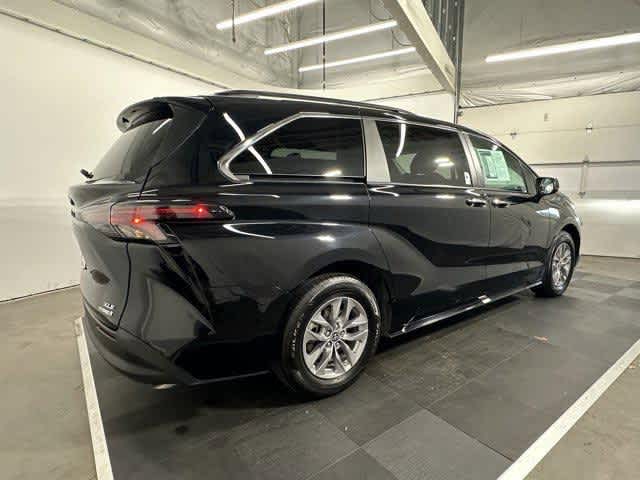Thumbnail: 2024 Toyota Sienna - 6