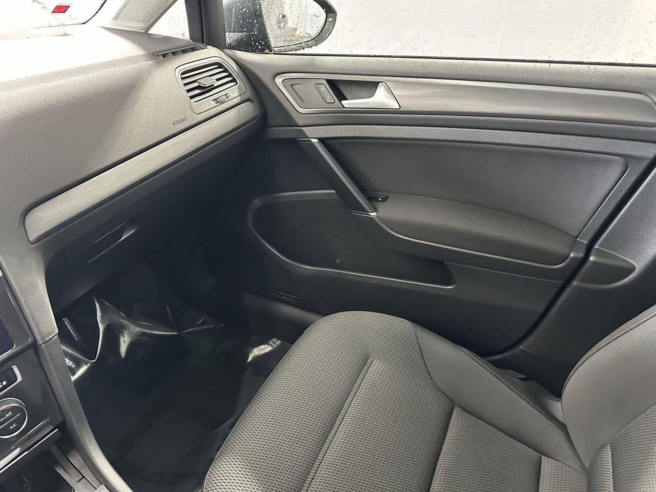 Thumbnail: 2019 Volkswagen e-Golf - 24