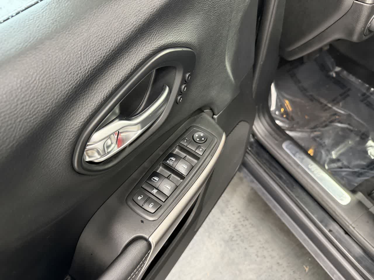 Thumbnail: 2019 Jeep Cherokee - 14