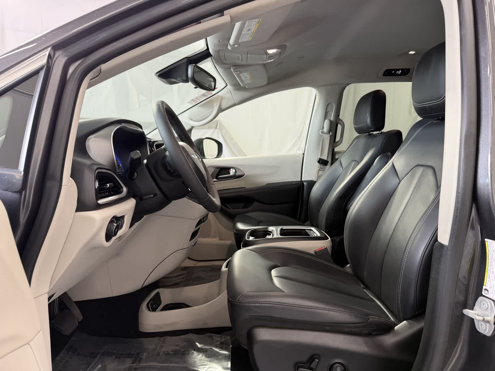 2023 Chrysler Pacifica Touring L - Photo 10