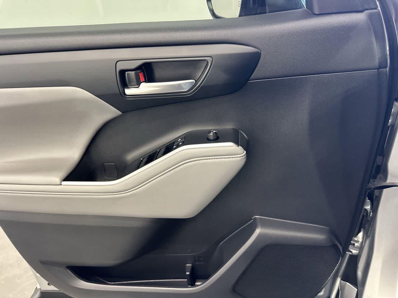 Thumbnail: 2022 Toyota Highlander - 16