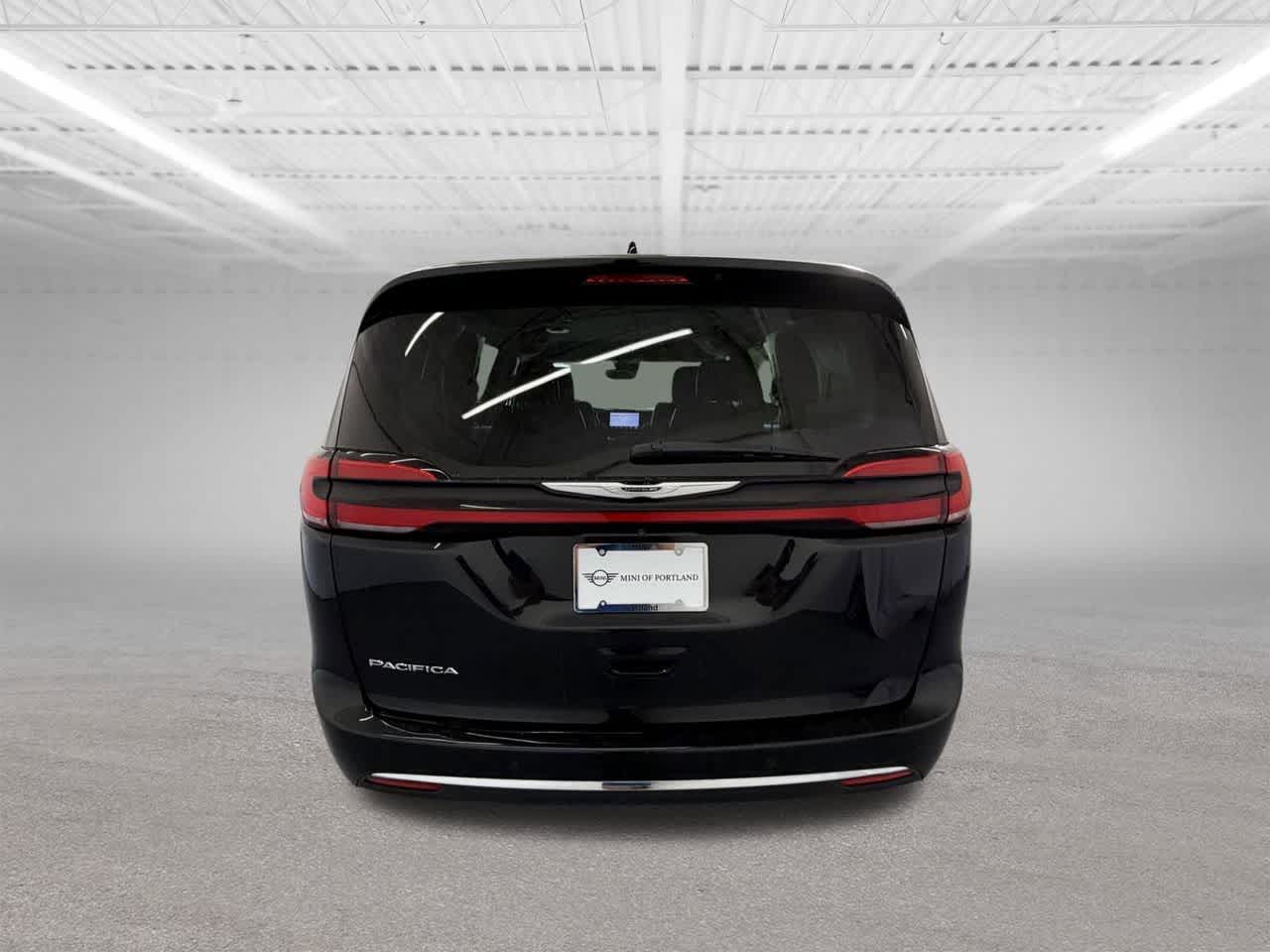 Thumbnail: 2023 Chrysler Pacifica - 4