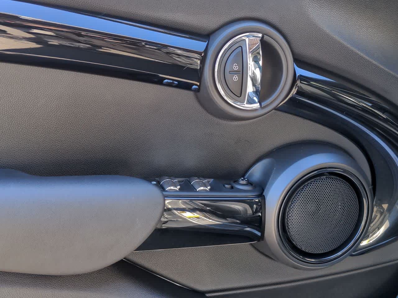 Thumbnail: 2018 MINI Cooper Hardtop - 17