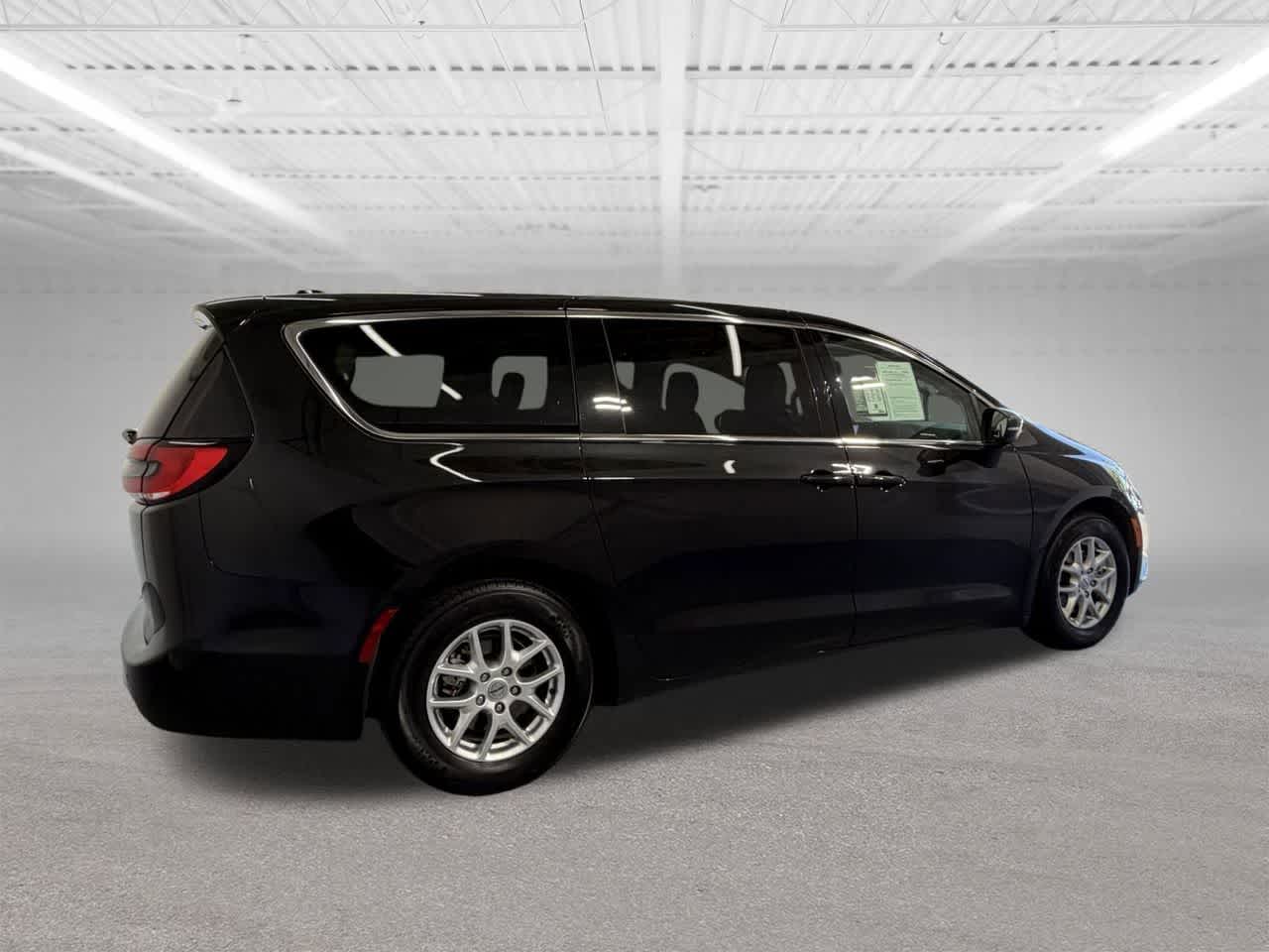 Thumbnail: 2023 Chrysler Pacifica - 6