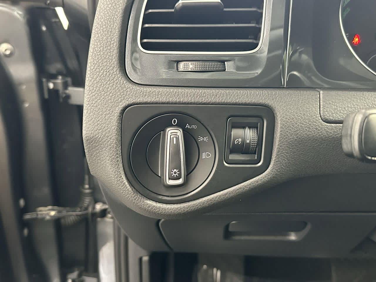 Thumbnail: 2019 Volkswagen e-Golf - 14