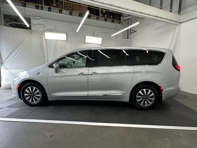 Used 2022 Chrysler Pacifica Hybrid Limited with VIN 2C4RC1S70NR130971 for sale in Portland, OR