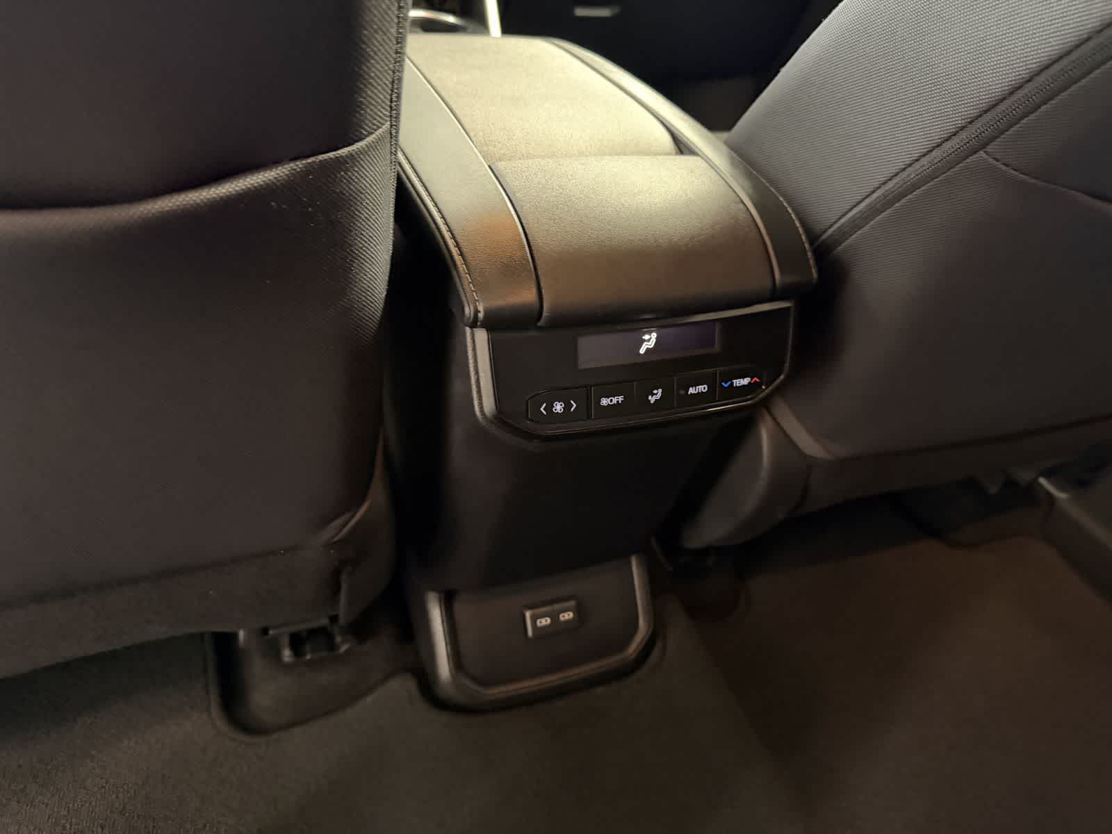 2023 Toyota Highlander LE - Photo 14