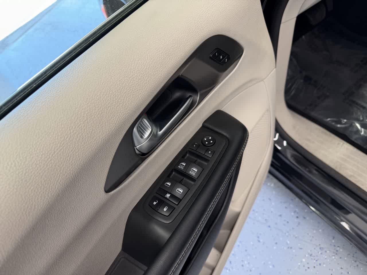 Thumbnail: 2023 Chrysler Pacifica - 12