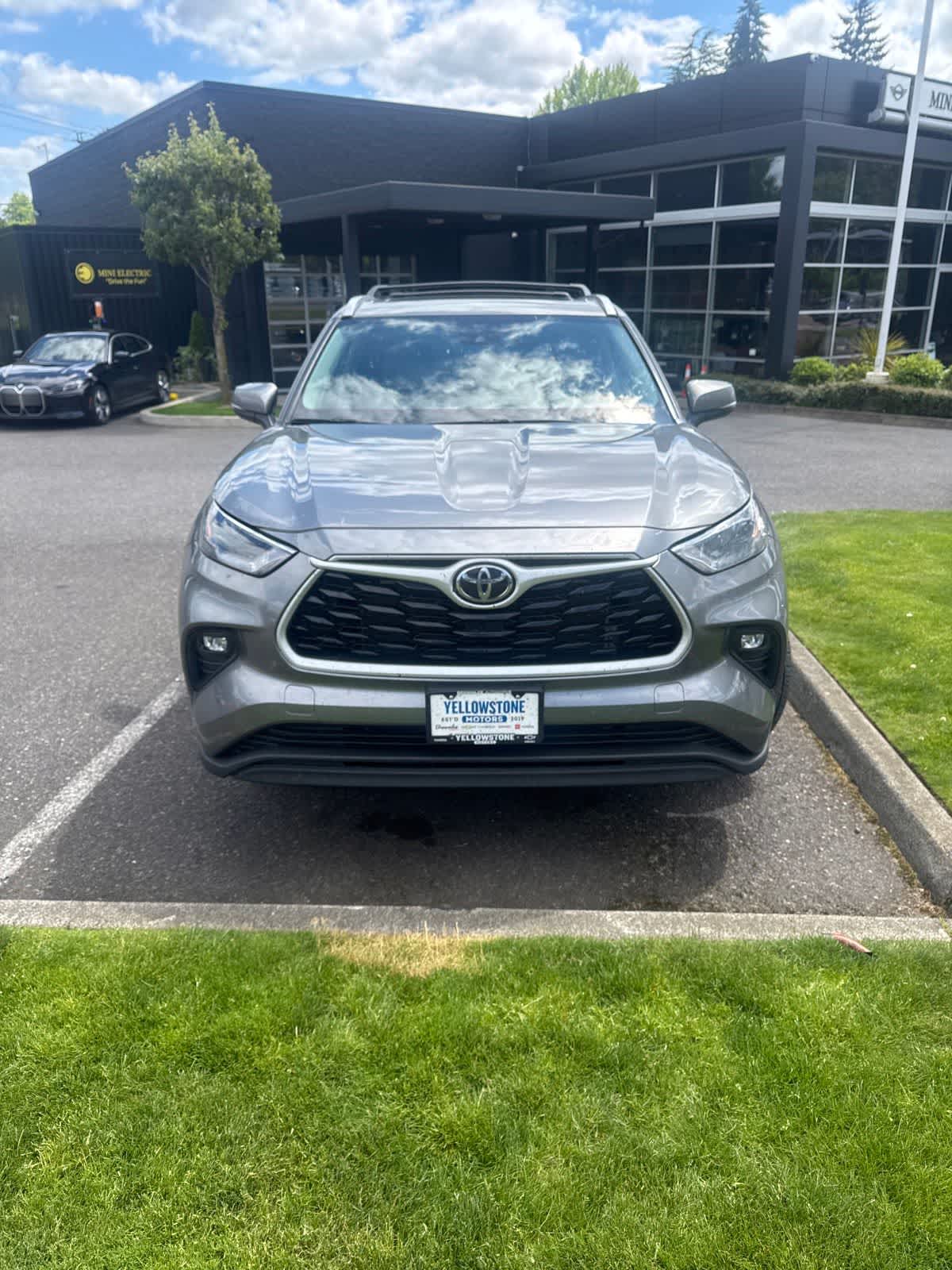 2026 Toyota Highlander XLE AWD's photo