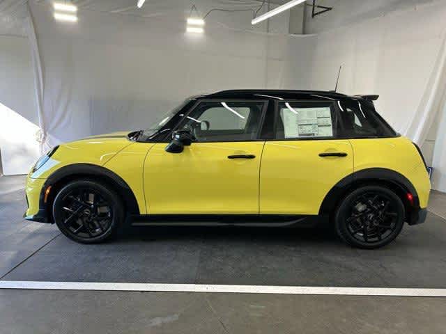 2026 Mini Cooper 4 Door Hardtop Iconic photo 2