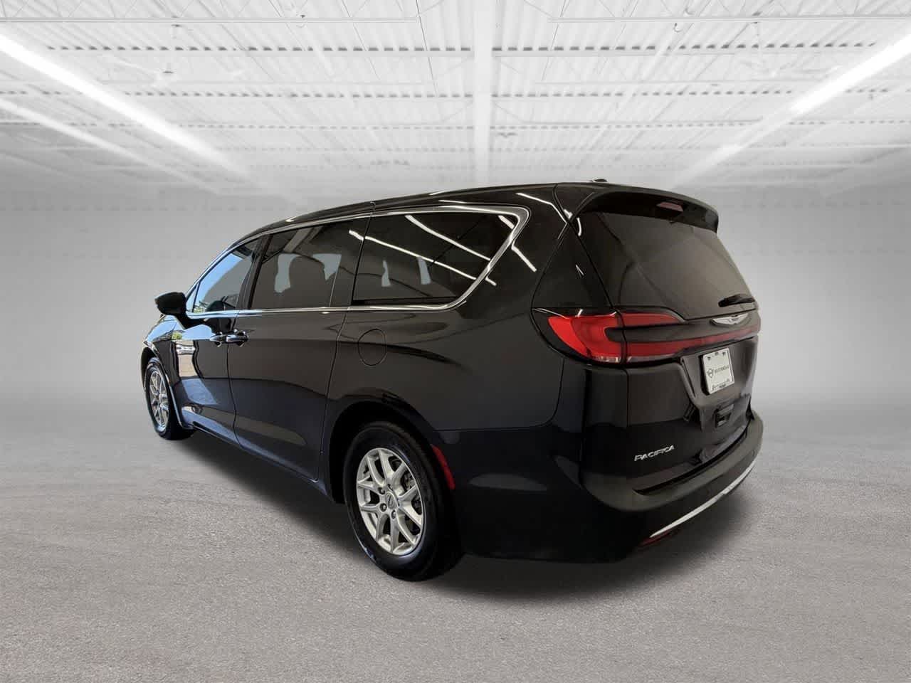 Thumbnail: 2023 Chrysler Pacifica - 3