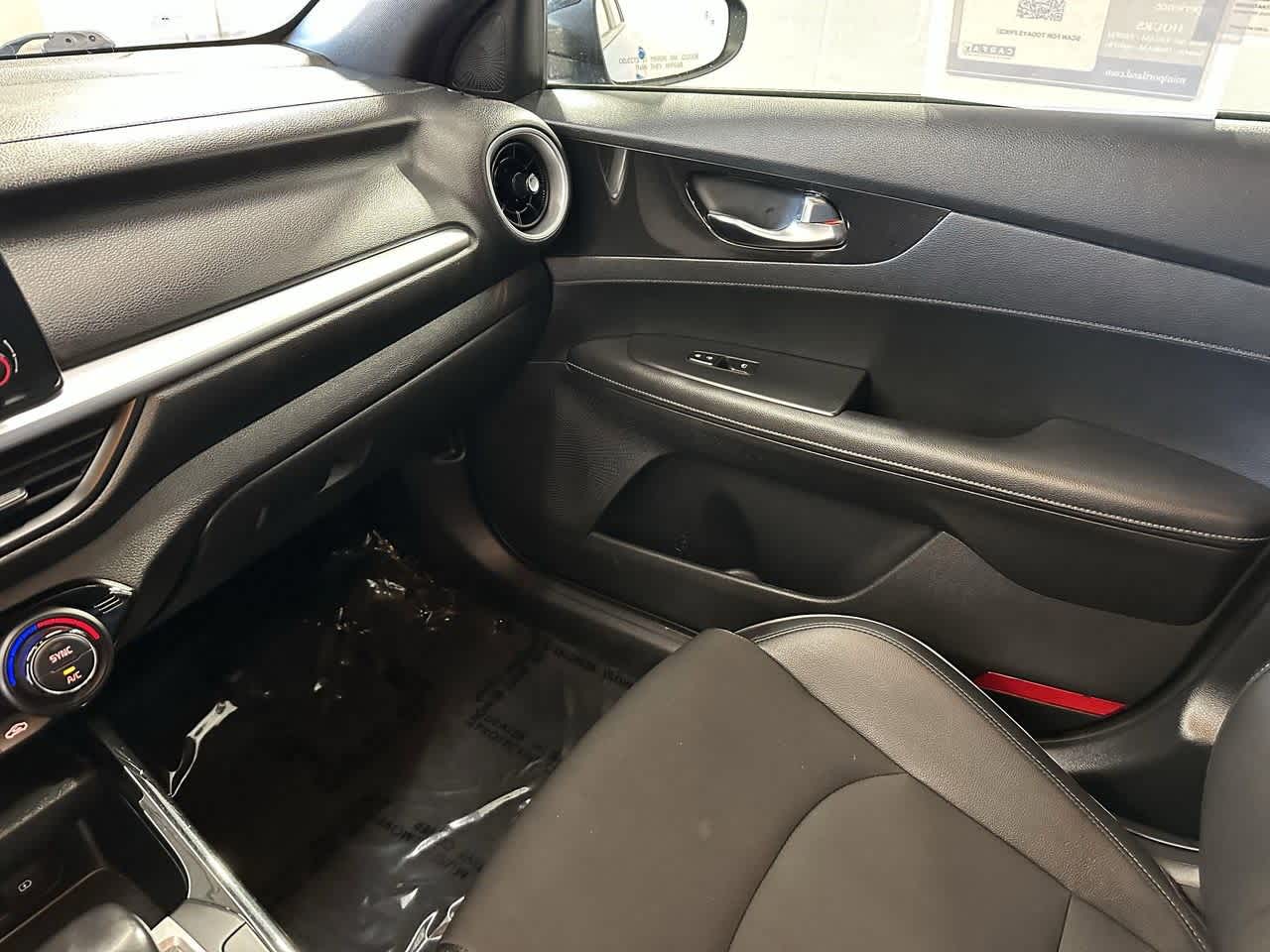 Thumbnail: 2022 Kia Forte - 24