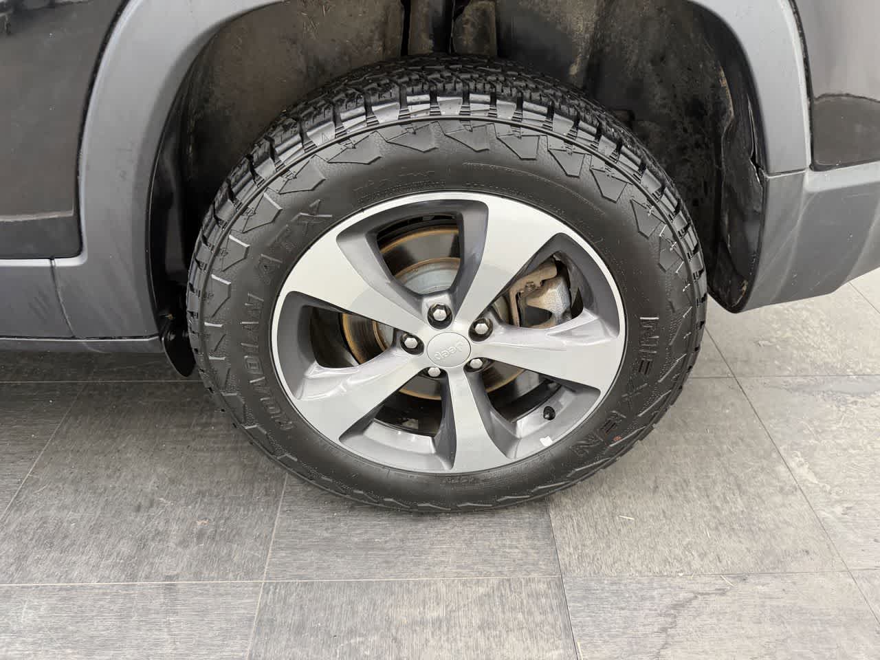 Thumbnail: 2019 Jeep Cherokee - 25