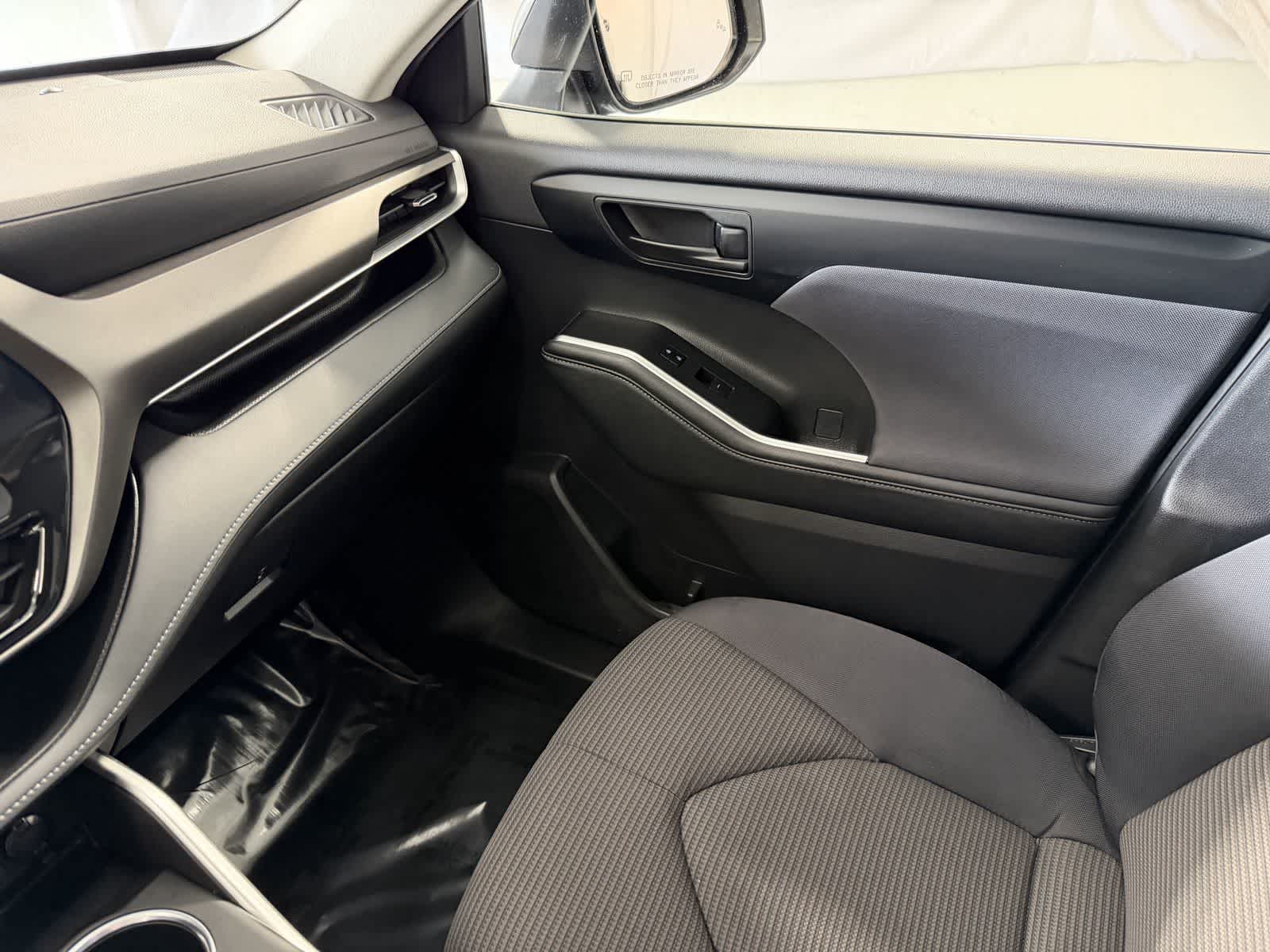 2023 Toyota Highlander LE - Photo 25
