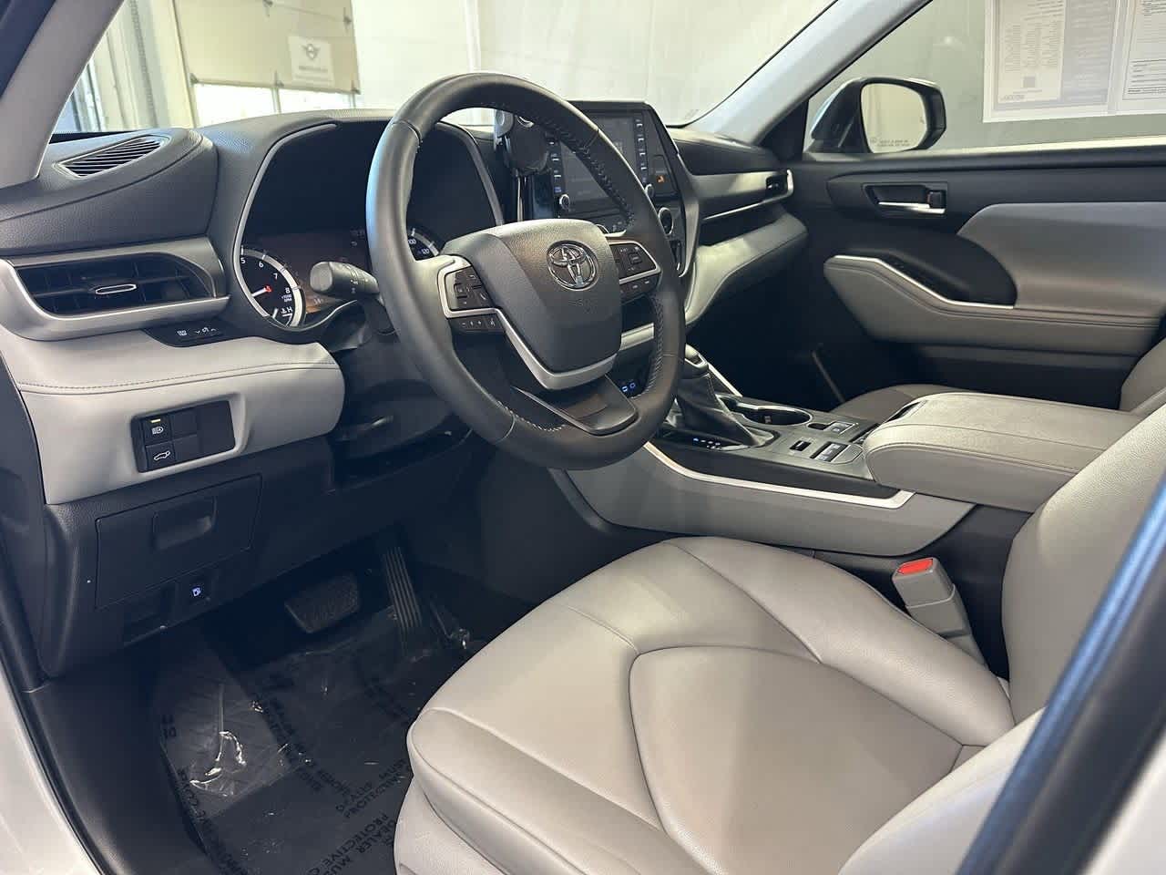 Thumbnail: 2022 Toyota Highlander - 9