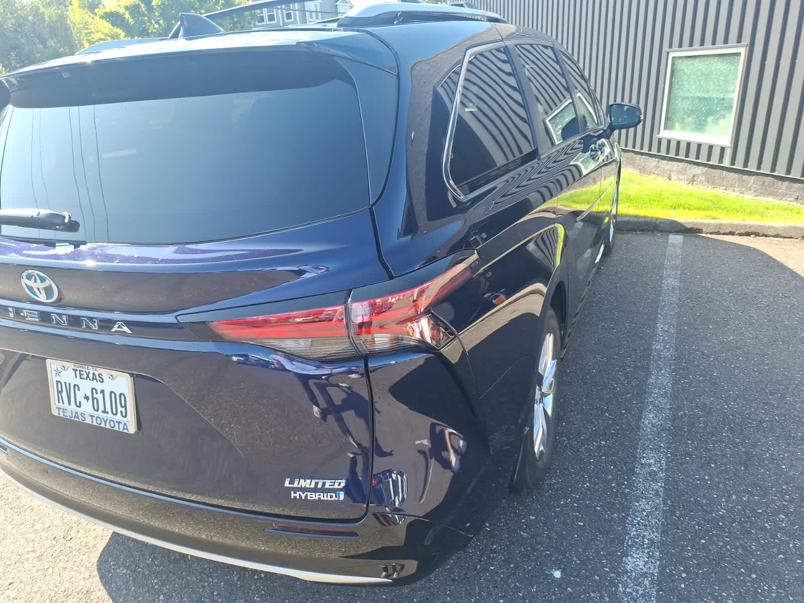 Thumbnail: 2022 Toyota Sienna - 3