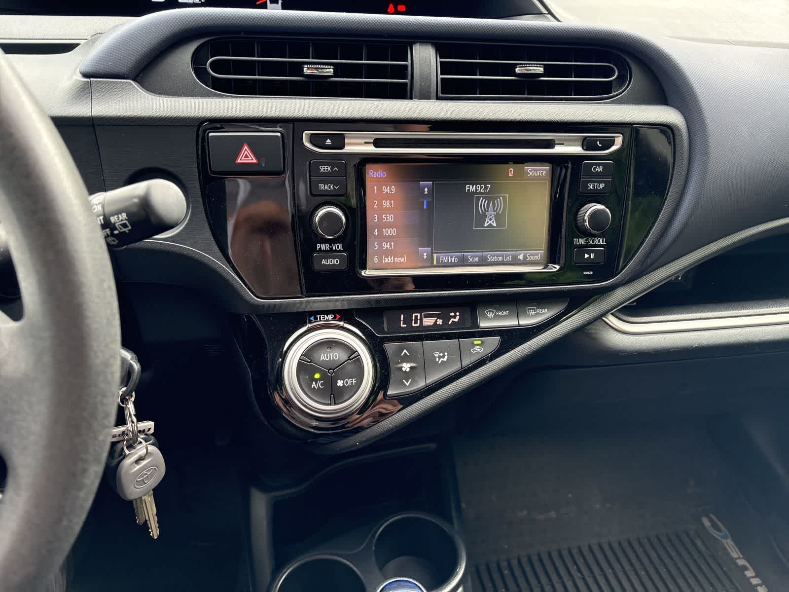 Thumbnail: 2016 Toyota Prius c - 3