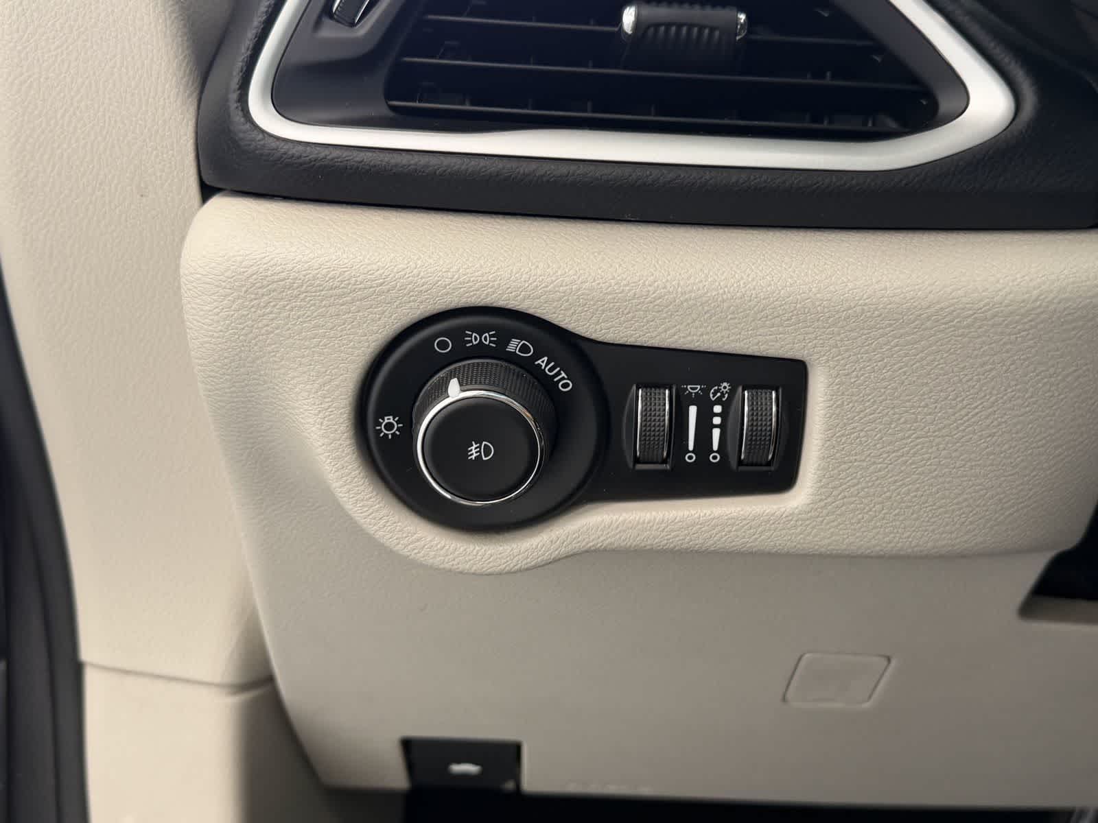 2023 Chrysler Pacifica Touring L - Photo 15