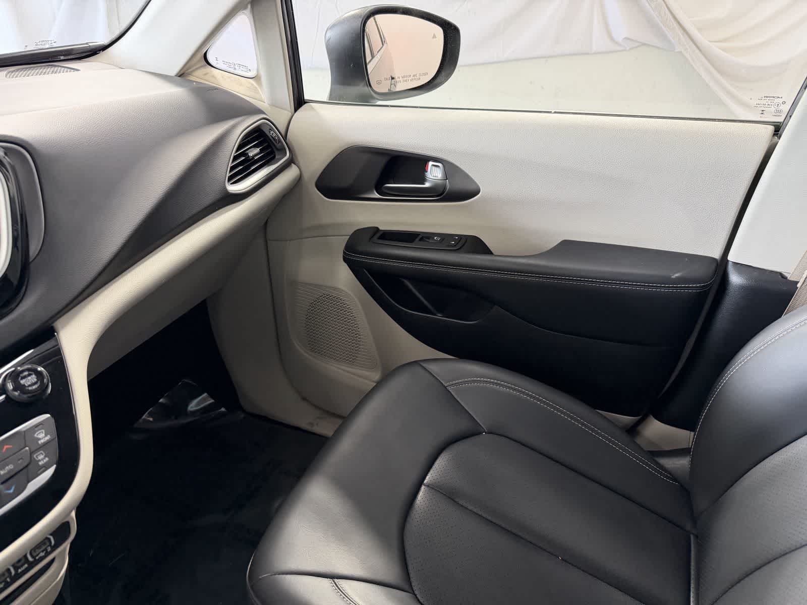 2023 Chrysler Pacifica Touring L - Photo 24