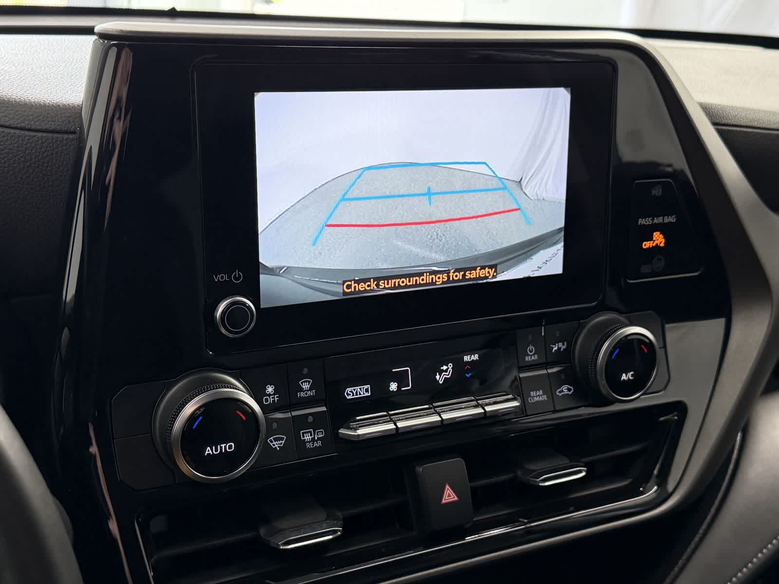 2023 Toyota Highlander LE - Photo 22