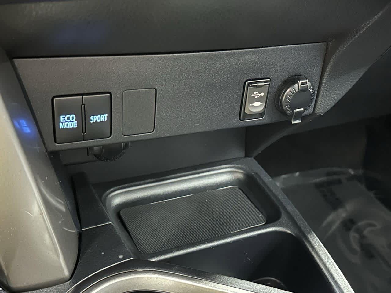 Thumbnail: 2017 Toyota RAV4 - 21