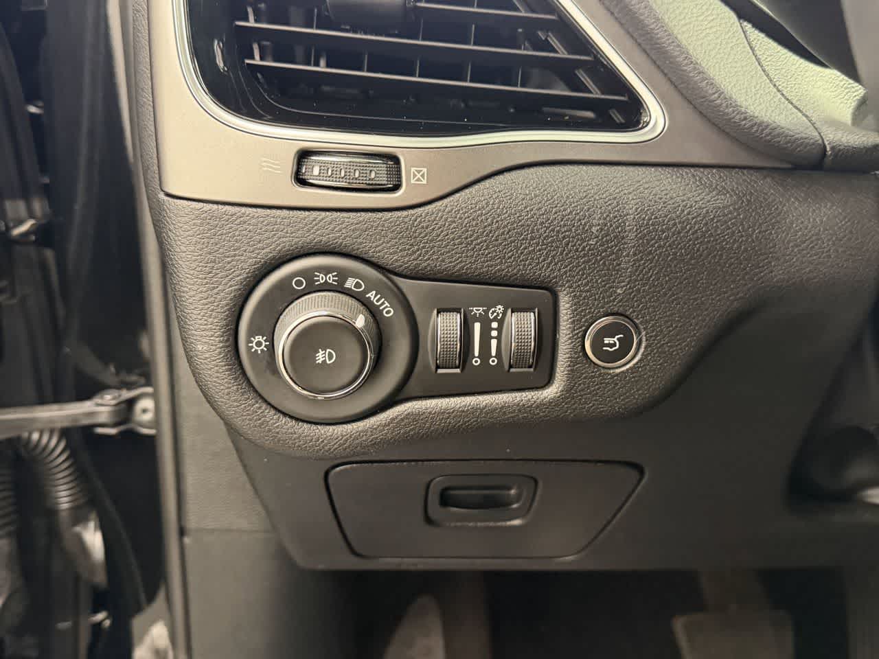 Thumbnail: 2019 Jeep Cherokee - 15