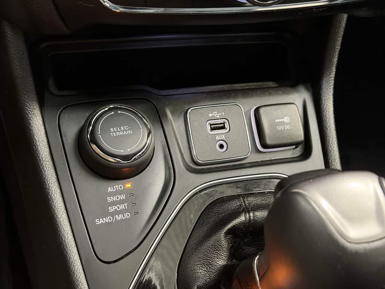 Thumbnail: 2019 Jeep Cherokee - 24