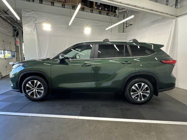 2023 Toyota Highlander XLE photo 2